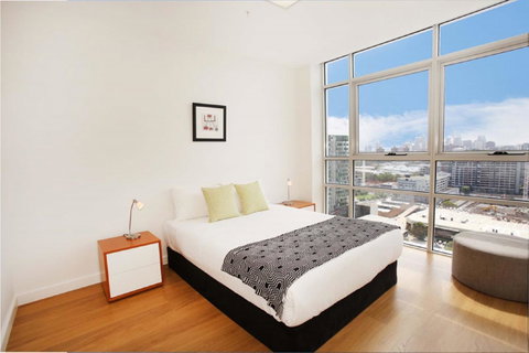 Gadigal Groove - Modern And Bright 3BR Executive Apartment In Zetland With Views - Winery Find 5