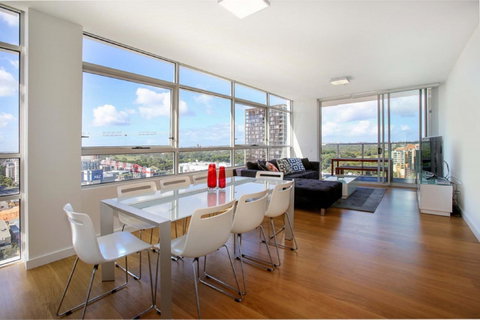 Gadigal Groove - Modern And Bright 3BR Executive Apartment In Zetland With Views - Winery Find 1