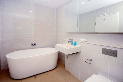 Gadigal Groove - Modern And Bright 3BR Executive Apartment In Zetland With Views - Winery Find 8