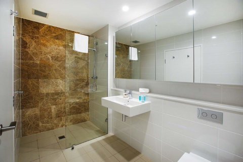 Gadigal Groove - Modern And Bright 3BR Executive Apartment In Zetland With Views - Winery Find 7