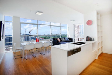 Gadigal Groove - Modern And Bright 3BR Executive Apartment In Zetland With Views - Winery Find 2