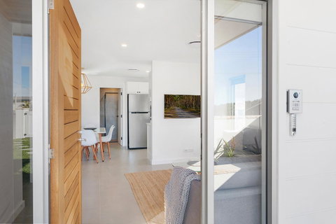 Modern Guest House - Winery Find 6