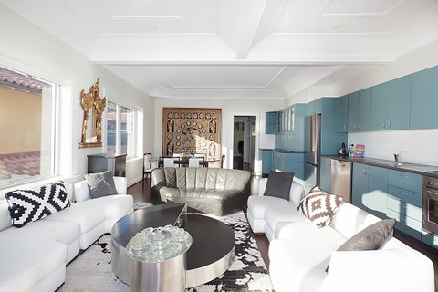 Art Deco Apartment With Breathtaking Water Views - Winery Find 7