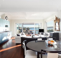 Art Deco Apartment With Breathtaking Water Views - Winery Find
