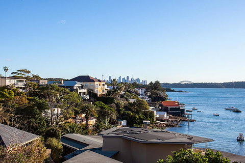 Art Deco Apartment With Breathtaking Water Views - Winery Find 11