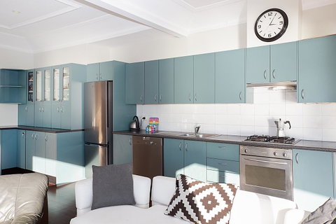 Art Deco Apartment With Breathtaking Water Views - Winery Find 4