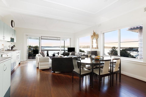 Art Deco Apartment With Breathtaking Water Views - Winery Find 6
