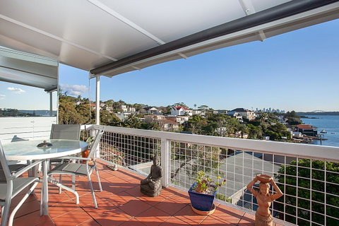 Art Deco Apartment With Breathtaking Water Views - Winery Find 12