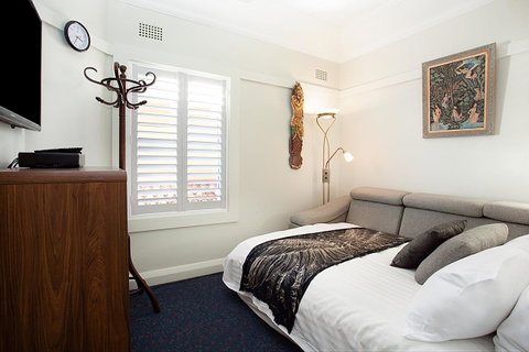 Art Deco Apartment With Breathtaking Water Views - Winery Find 9