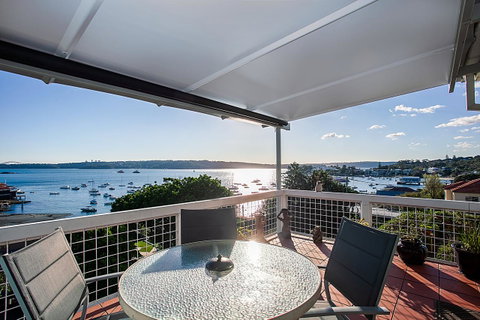 Art Deco Apartment With Breathtaking Water Views - Winery Find 3