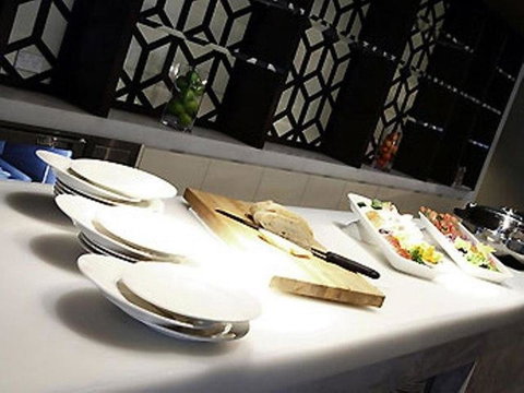 Novotel Canberra - Winery Find 30