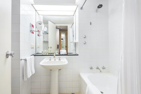 Crowne Plaza Canberra, An IHG Hotel - Winery Find 26