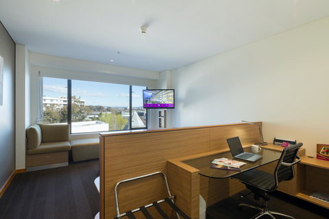Crowne Plaza Canberra, An IHG Hotel - Winery Find 15