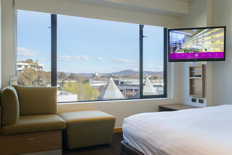 Crowne Plaza Canberra, An IHG Hotel - Winery Find 19