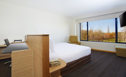 Crowne Plaza Canberra, An IHG Hotel - Winery Find 41