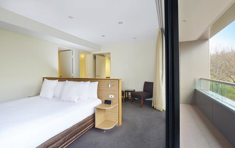 Crowne Plaza Canberra, An IHG Hotel - Winery Find 13