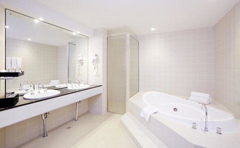 Crowne Plaza Canberra, An IHG Hotel - Winery Find 20