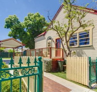 Bright 3-bedroom apartment - Central Armidale - Winery Find