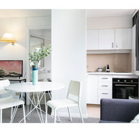 Bright modern studio steps from the action - Winery Find