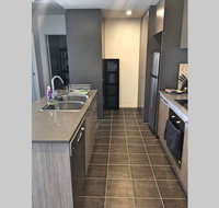 Bright Modern Stylish - Top Floor Apt - Woden - Winery Find