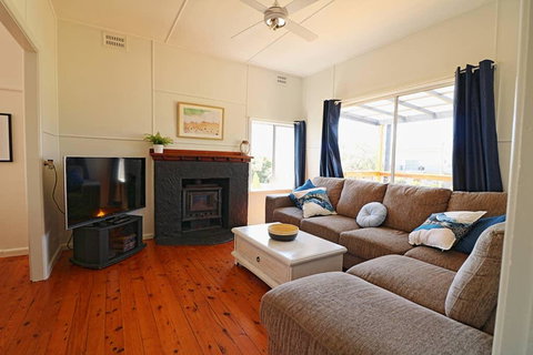 Bungo Beach House - Pet Friendly Home - Winery Find 2