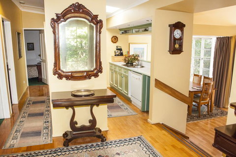 Bygone Beautys Cottages - Bronte Cottage - Winery Find 2