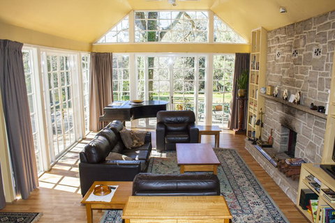 Bygone Beautys Cottages - Bronte Cottage - Winery Find 3