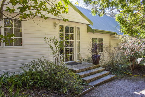 Bygone Beautys Cottages - Bronte Cottage - Winery Find 1