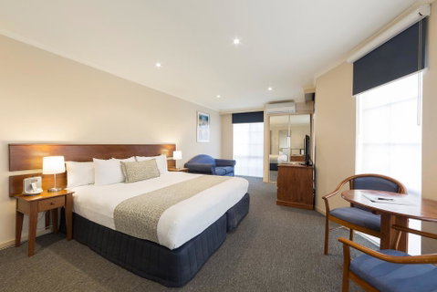 Canberra Parklands Central Apartment Hotel - Winery Find 3