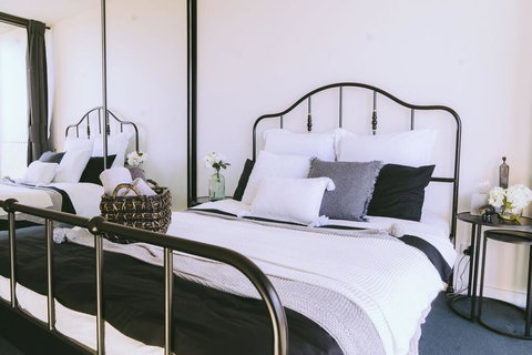 Capitol Executive Apartment On London Circuit - Winery Find 3