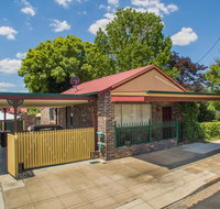 Central Armidale 2-Bedroom Apartment - Winery Find