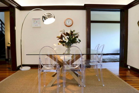 Charming & Cosy Home With City Views - Winery Find 2