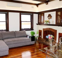 Charming Cosy Home With City Views - Winery Find