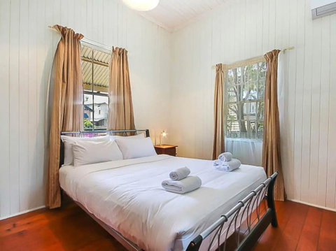 Charming Characterful Rustic-style Home Near The Gabba - Winery Find 2