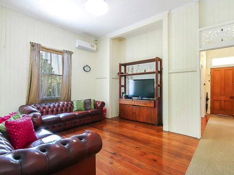 Charming Characterful Rustic-style Home Near The Gabba - Winery Find 0