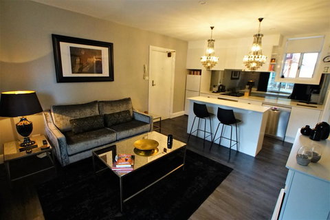 City Life Apartment-full Kitchen & Separate Bedroom - Winery Find 1