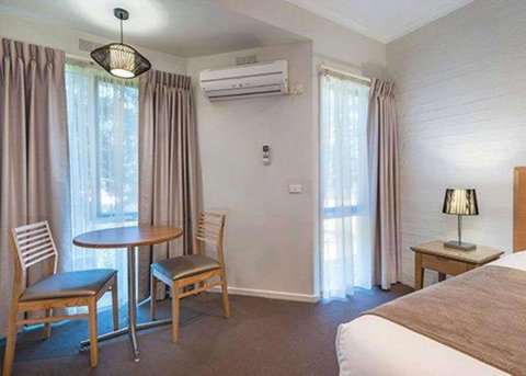Comfort Inn Coach & Bushmans - Winery Find 3
