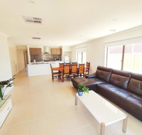 Comfortable 5BR House 6mins to Werribee Station.Great Ocean Road tourist stopover - Winery Find