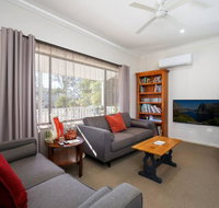 Comfortable Queen sized room near Tuggerah Lake - Winery Find