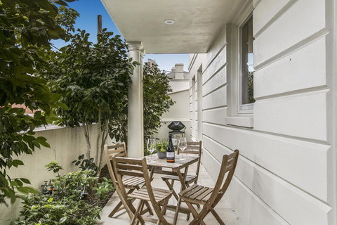 Convenient And Quiet In Sophisticated Malvern - Winery Find 2