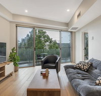 Convenient Apartment - 1 Min Walk To Train - Winery Find