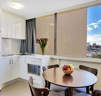 Cosmopolitan apartment at College St - Winery Find