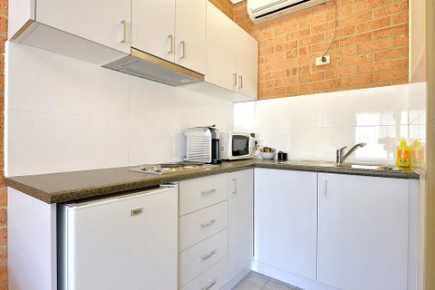 Cranbourne Motor Inn - Winery Find 2