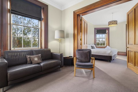 Cromwell Apartment - 3 Red Doors Battery Point - Winery Find 1