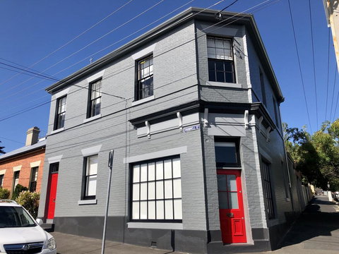 Cromwell Apartment - 3 Red Doors Battery Point - Winery Find 0