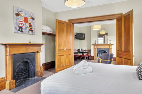 Cromwell Apartment - 3 Red Doors Battery Point - Winery Find 3
