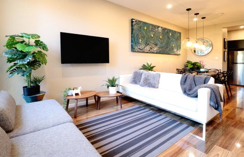 EROS City Fringe - Wifi, Wine, Netflix, Pets OK And Park Views! - Winery Find 1