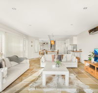 Family House With BBQ Deck Water View and Parking - Winery Find