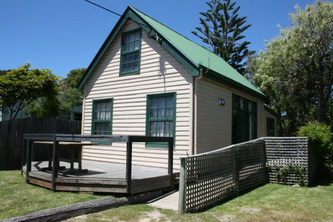 Gaol House Cottages - Winery Find 3