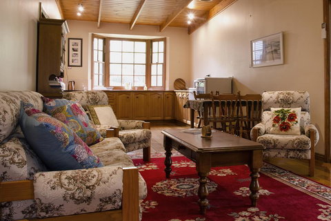 Gellibrand River Gallery Accommodation - Winery Find 3